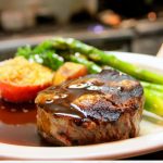 Sous vide sertéstarja-steak barnamártással vagy Csirkemell roston, mozzarellával felsütve steak-burgonyával és sült zöldségekkel