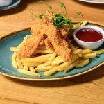 „Gyerekeknek” Pankó morzsában sült jércemell csíkok, hasábburgonya, ketchup (1,3) 